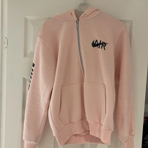 zip up hoodie - ljus rosa zip up hoodie bomull material 