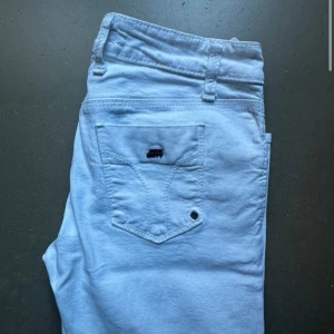 Vita jeans från Miss Sixty - Säljer ett par snygga vita jeans från Miss Sixty. De är i bra skick och har en klassisk femficksdesign med knapp och dragkedja fram. Perfekta för både vardag och fest! 🕺