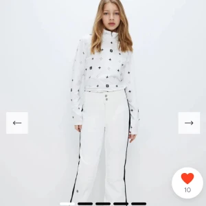 Bootcut skidbyxor - snygga skidbyxor, använda men i bra skick! Nypris 1299 kontakta mig vid frågor 