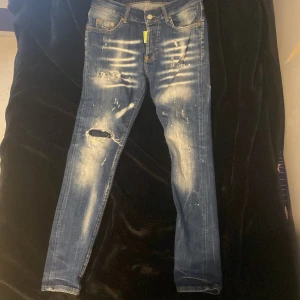 Dsquared2 jeans - Hej, säljer min dsquared2 jeans eftersom att den då inte passar längre och blivit för liten för mig. Skulle passa dig om du är runt 160 cm och lite smal. De är slim/ skinny fit och är väldigt sköna. Kan tänka mig gå ner vid pris ifall det behövs.
