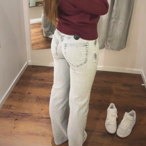 Grå jeans - Aldrig använda Kan skicka Skriv ifall ni vill ha fler bilder  Köptes för 800