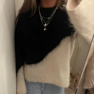 Svart och vit tröja från & Other Stories - Säljer den virala, slutsålda och eftertraktade tröjan från & other Stories 💕bra skick, använt den sparsamt! jag bär xs-m 💘