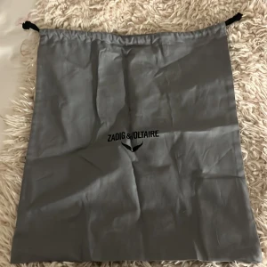 Säljer min Zadig voltaire dustbag! - Fick denna när ja fick mina zadig skor och behöver inte denna, är bra för väskor framförallt zadig dådå.💕