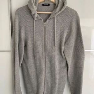 Zip Hoodie - Fet zip hoodie från Jack & Jones, allmänt skön hoodie att rocka. Kontakta mig om ni har några frågor!