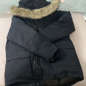 Jacka - Jackan är i storlek 152 men passar bra för dom som har storlek Xs eller 170-160