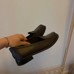Bruna loafers!🤩 - Ett par riktigt snygga bruna loafers från Marc O’polo!! Riktigt trendigt just nu❤️‍🔥🌟🩷 I princip oanvända!