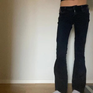 Bootcut jeans  - Midjan är ca 34 cm, inner bens längden är ca 77 cm och ytter bens längden är ca 98