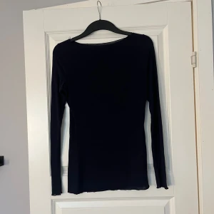 Intimissmi tröja - Använd många gånger med fortfarande i nyskick, passar strl S-L. Ett litet hål i armen och ryggen men de är inget som syns så tydligt💕