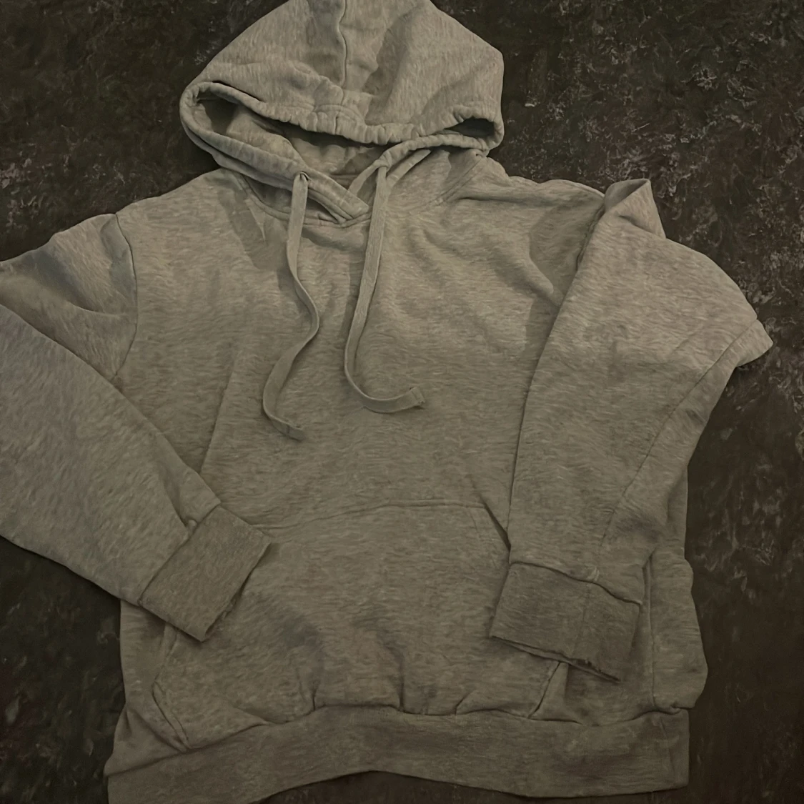 Grå hoodie