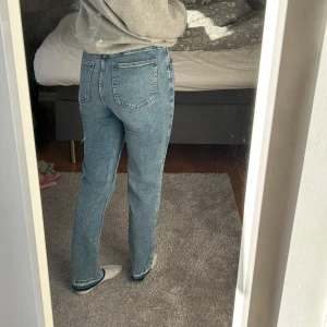 Blå Jeans - Blåa Jeans från Gina Tricot i storlek 164 men passar mig som egentligen har 34. Köpa för 399 kr💕