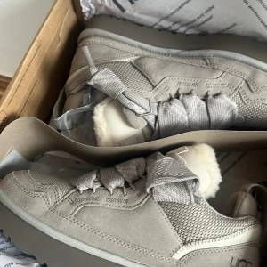 UGG LOWMEL PUMICE  - UGG LOWMEL PUMICE - En ny färg/stil på marknaden. Finns i storlek 37, 38, 39 & 40. Helt ny med box. Kvitto finns🧾! 