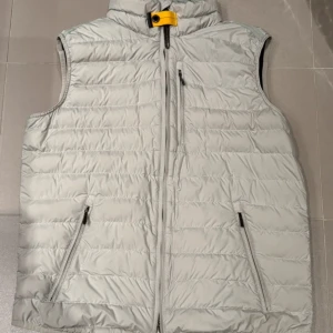 Parajumper väst - En fin väst från parajumper i storleken M, inga defekter. Nypris 3499kr