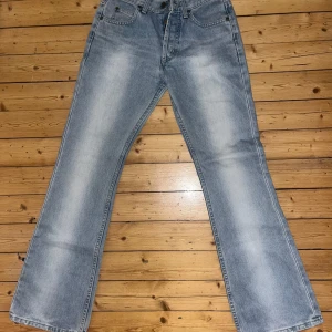 Lee Jeans bootcut/flare - Supersnygga ljusblåa jeans från Lee i modellen Denver.  Köpta second hand men knappt använda av varken mig eller den förra ägaren.  Superfint skick!  Skulle säga att jeansen är lowwaist/midrise beroende på vilken storlek man använder :)  I de första bilderna kanske jeansen ser gråa ut men i verkligheten är de ljusblåa. Bara att skriva för mått eller andra frågor💕