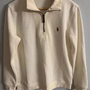 Snygg Ralph lauren half zip knappt använd. Skick 10/10 inga defekter på tröjan. Tveka inte att höra av dig! 