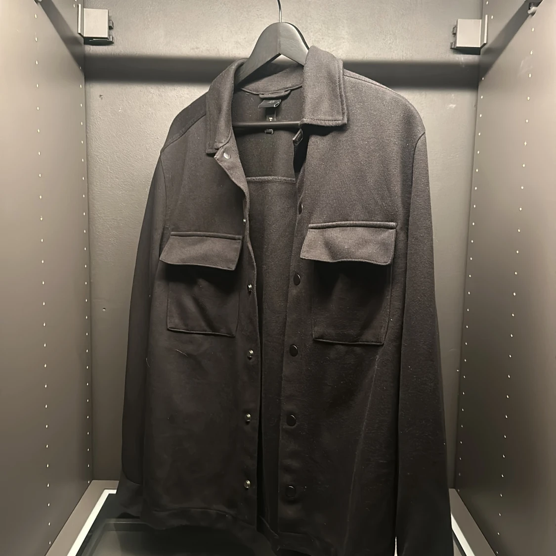 Svart overshirt med knappar