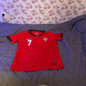 Portugal em 2024 ronaldo tröja - Säljer en ronaldo tröja från nike. Det är portugals hemmaställ som de använde i el 2024.