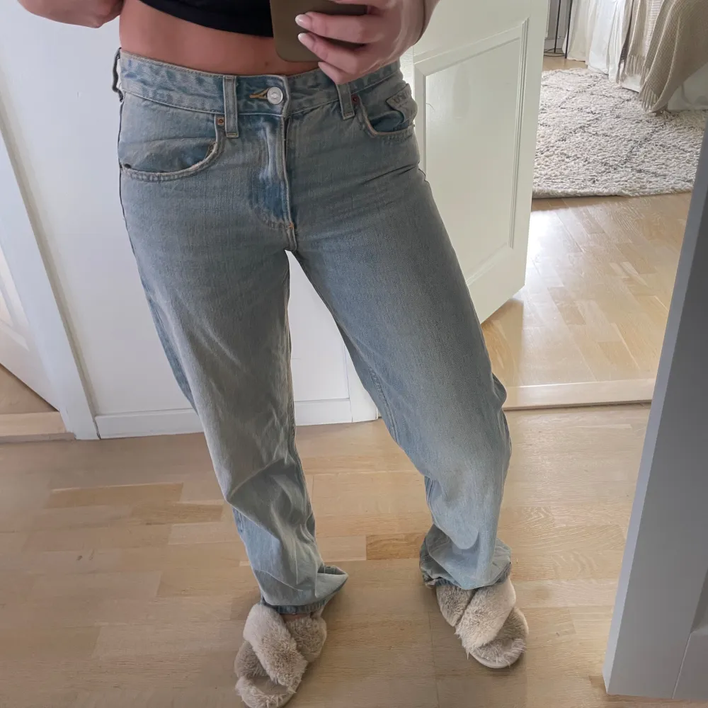 Säljer nu dessa super trendiga slutsålda jeans från Zara, storlek 34❣️ baggy . Jeans & Byxor.