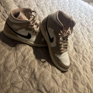 Nike Air Jordans i beige och vit - Använda men bra skick!