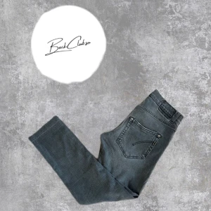 Dondup jeans - Jättefina dondup jeans i top skick. Modellen på bilden är 181 och väger 67kg. Skriv vid fler frågor eller funderingar!!