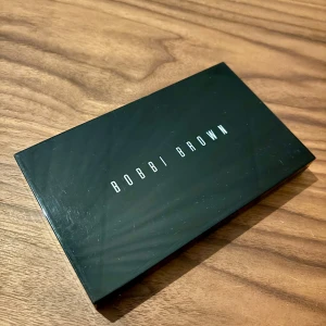 Bobbi Brown BBU Palette - Bobbi Browns fantastiska palett med 13 nyanser av Bobbi Browns color corrector, 14 nyanser av concealer och 20 nyanser av foundation. Perfekt för att skapa alla möjliga looks på alla hudtoner. Foundation, concealer, corrector, krämbronzer och krämcontour i ett.   Går inte att få ta på i Sverige utan stora frakt och tullkostnader   Sparsamt använd. Mycket produkt kvar av alla färger   Nypris: ca 6000kr