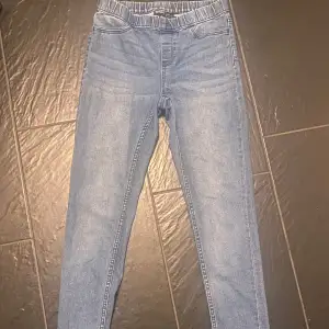 Säljer ett par bekväma blå jeansleggings från Esmara. De har en elastisk midja för extra komfort och en tight passform. Perfekta för vardagsbruk och kan enkelt matchas med olika toppar. De är i bra skick och redo för en ny ägare! Vid frågor eller funderingar är du välkommen att meddela mig💕 (kommer ej prova på och skicka bild) 