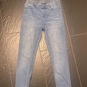 Blå jeansleggings från Esmara - Säljer ett par bekväma blå jeansleggings från Esmara. De har en elastisk midja för extra komfort och en tight passform. Perfekta för vardagsbruk och kan enkelt matchas med olika toppar. De är i bra skick och redo för en ny ägare! Vid frågor eller funderingar är du välkommen att meddela mig💕 (kommer ej prova på och skicka bild) 