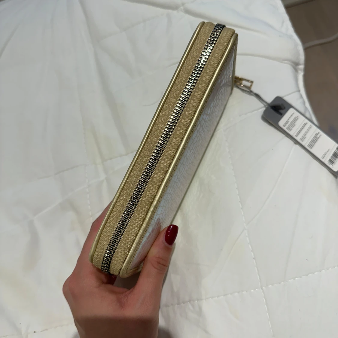 Glittrig guldplånbok med dragkedja - 90