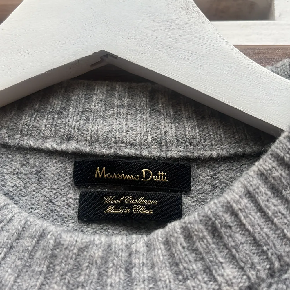 Massimo Dutti tröja i Wool. Väldigt bra skick, ett jätte litet hål se sista bilden. Storlek S, passar runt 175cm. Det är Ull/kashmir mix. Färg ljus grå. Hör av dig vid fler bilder eller frågor.. Hoodies.