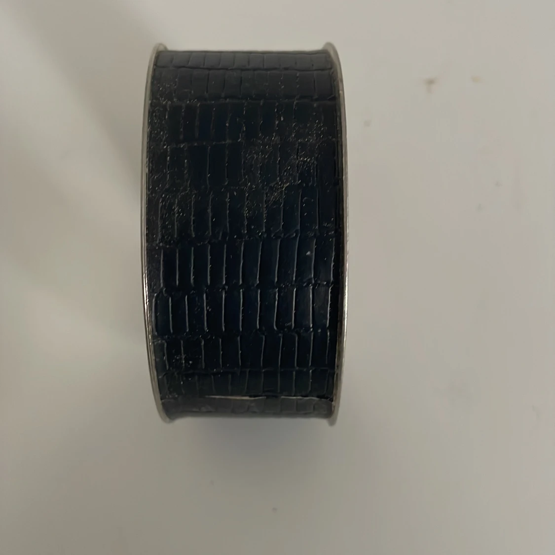 Bred svart armband i metall - 90