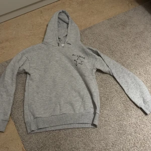 Hoddie från Gina  - Säljer nu en hoddie från Gina skönt material inuti tröjan 