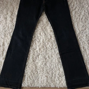 Coola mörkblå Fornarina - Väldigt snygga och coola Fornarina. Har snygga dragkedjor och en riktigt snygg mörkblå färg. Lowwaist och lite bootcut. Långa i benen.