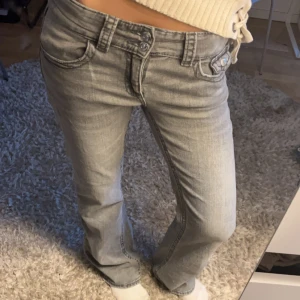 Gina jeans - Säljer dessa jeans från Gina Young i storlek 164 tall❤️ jättebra skick och endast använda 1 gång! De är lågmidjade och bootcut tror de är slutaplda