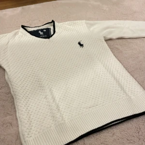 Vit stickad polo tröja - Säljer en stickad polo tröja, inte original 