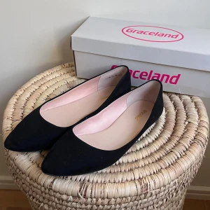 Svarta ballerinaskor från Graceland - Snygga och stilrena svarta ballerinaskor från Graceland i mycket bra skick. De har en spetsig tå och är perfekta för både vardag och fest. 
