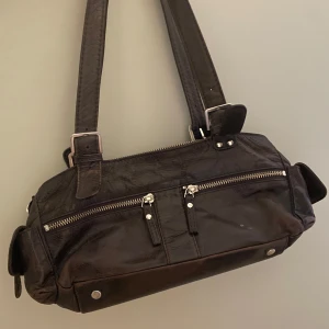 Vintage väska💗💗 - Säljer denna vintage väska då den inte passar min stil. Den är köpt på second hand så jag vet inte riktigt vart den är ifrån❤️