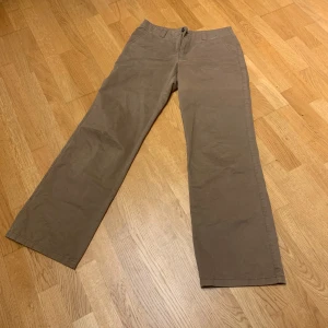 Beige/ bruna kostymbyxor  - Säljer ett par snygga beige byxor från Esprit i storlek 36. De har en rak och loose passform med låg midja. Bra skick!