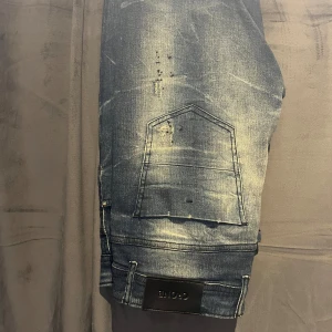 Crone jeans  - Sjyssta crone jeans i väldigt bra skick!  Storlek 31 | nypris ca 1700kr | mitt pris 499kr | slim fit | hör av dig vid fler frågor eller funderingar! 