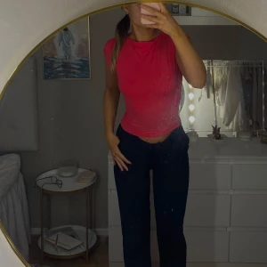 Rosa topp med öppen rygg - Säljer en snygg rosa topp med öppen rygg. Den är tight och perfekt för sommaren. Toppen har korta ärmar och är gjord i ett mjukt material som känns skönt mot huden.🩷🧸