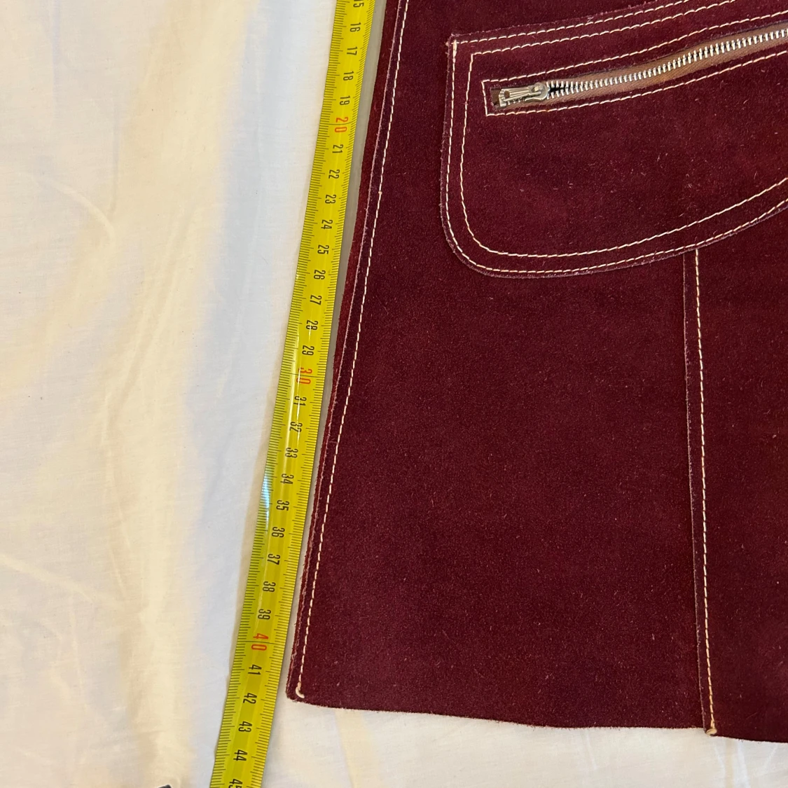 Vinröd mockakjol med knappar - 93