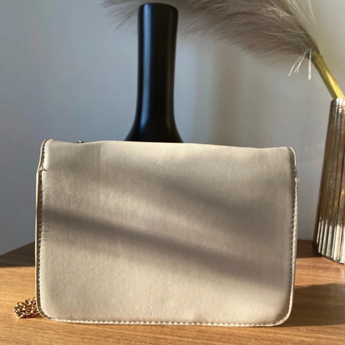 Beige axelväska med kedja - 91