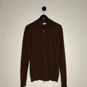 John Henric Zipup - Riktigt fet zipup från John Henric i merinoull med en skön o unik färg snygg inför säsongen, är även i riktigt fint skick! Hör gärna av er vid flera frågor eller funderingar!🙌💯