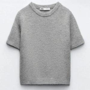 Grå stickad tröja från Zara -  grå stickad tröja från Zara. Säljs då den aldrig kommit t användning så den är som ny!💞storlek xs/s