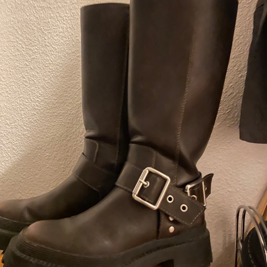 Bruna stövlar med spänne - 90