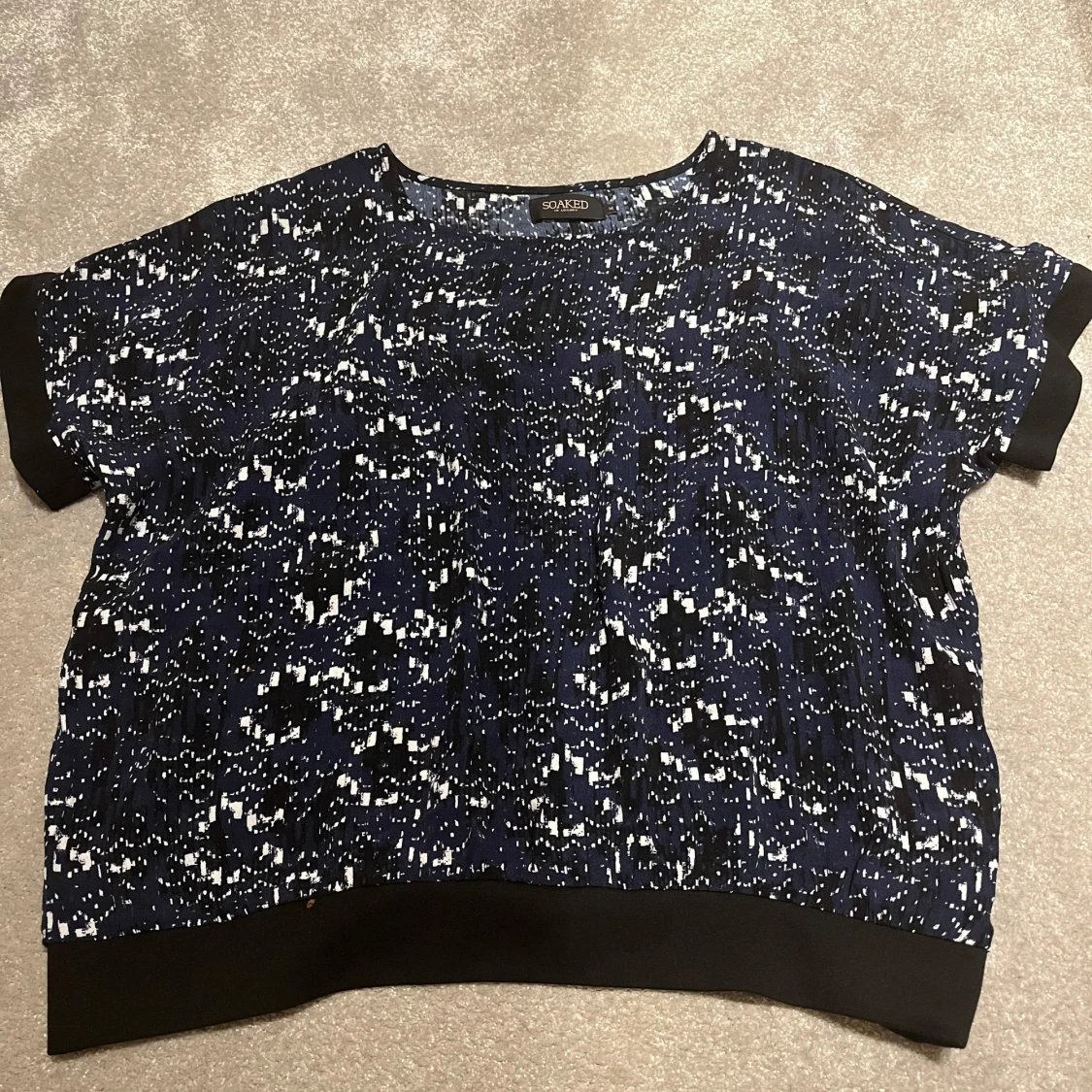 Mönstrad blå blus/ toppfrån Soaked in luxury - 90