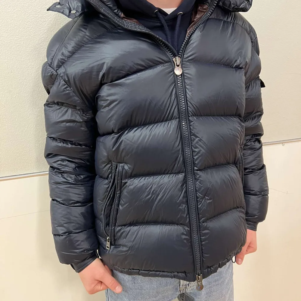 Säljer nu min moncler vinter jacka. Storleken är 5 som motsvarar L men den passar också M. Modellen är 180cm och 68kg. Det finns kvitto på den. Skriv bara så skickar jag bild på det.. Jackor.