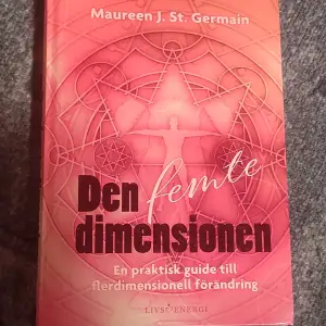 Säljer boken 'Den femte dimensionen' av Maureen J. St. Germain. Det är en praktisk guide till flerdimensionell förändring. Omslaget är rosa med ett geometriskt mönster och en silhuett av en människa i mitten. Perfekt för dig som är intresserad av personlig utveckling och andlighet.