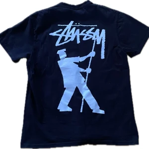 Snygg och unik stussy tröja 🤩 - Säljer nu denna pga den inte kommer till användning, strlk är L men sitter som M⚠️skick är bra (8/10), passar till många plagg! Hör av er vid frågor eller fler bilder🤞🏻