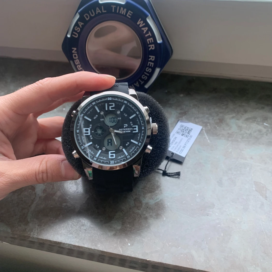 Svart klocka med dual time-funktion - 90