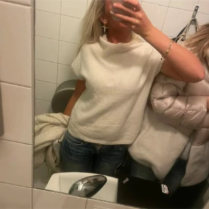 Lindex kortärmad stickad tröja - Säljer en superfin tröja med korta ärmar.🤍