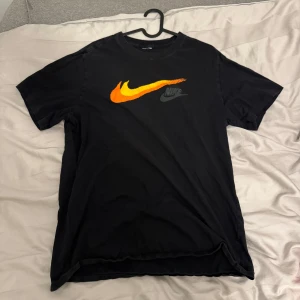 Nike dress - Tröjan är i storlek M och shortsen L. Ni kan skriva till mig så kan vi diskutera priset på ifall ni vill köpa hela dressen eller bara en utav kläderna